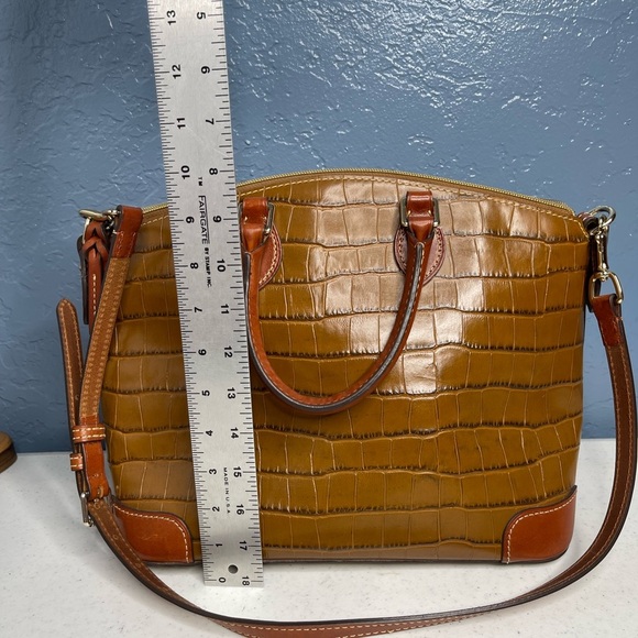Dooney & Bourke cognac/tan med croc embossed all leather strap tote and dust bag - Picture 11 of 13